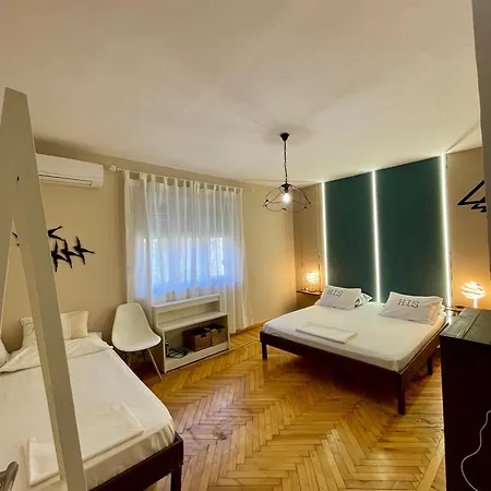 X 6 People ティラナ