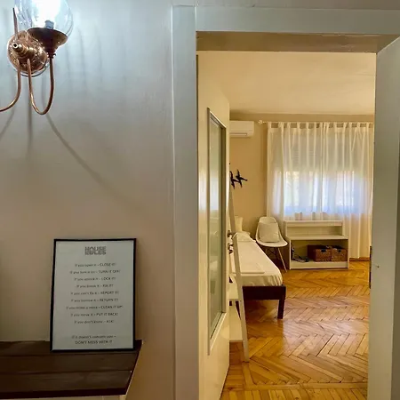 X 6 People アパート *