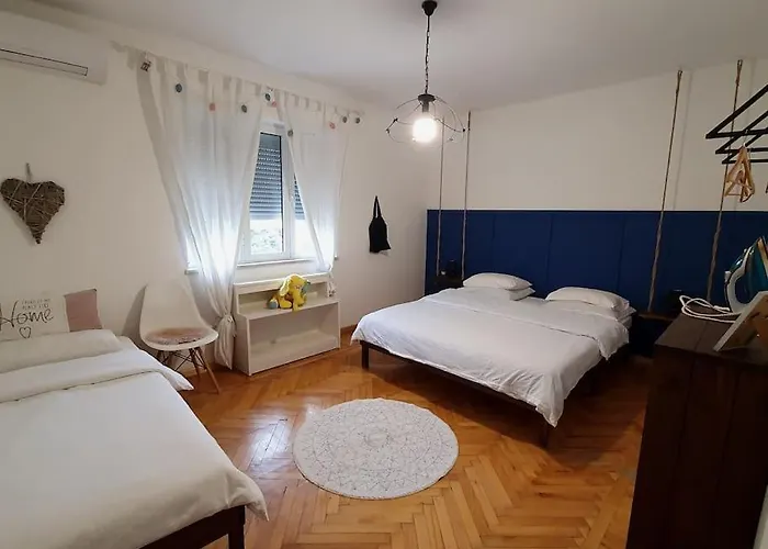 X 6 People * ティラナ