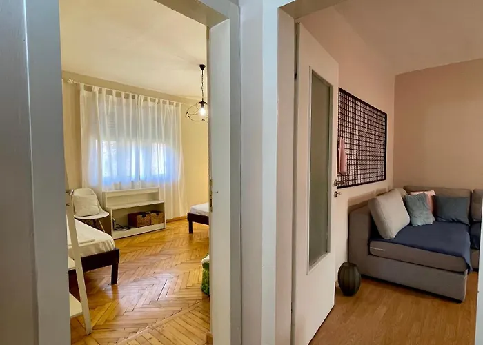 X 6 People ティラナ